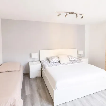 Apartamento Cozy With Terrace & Free Parking